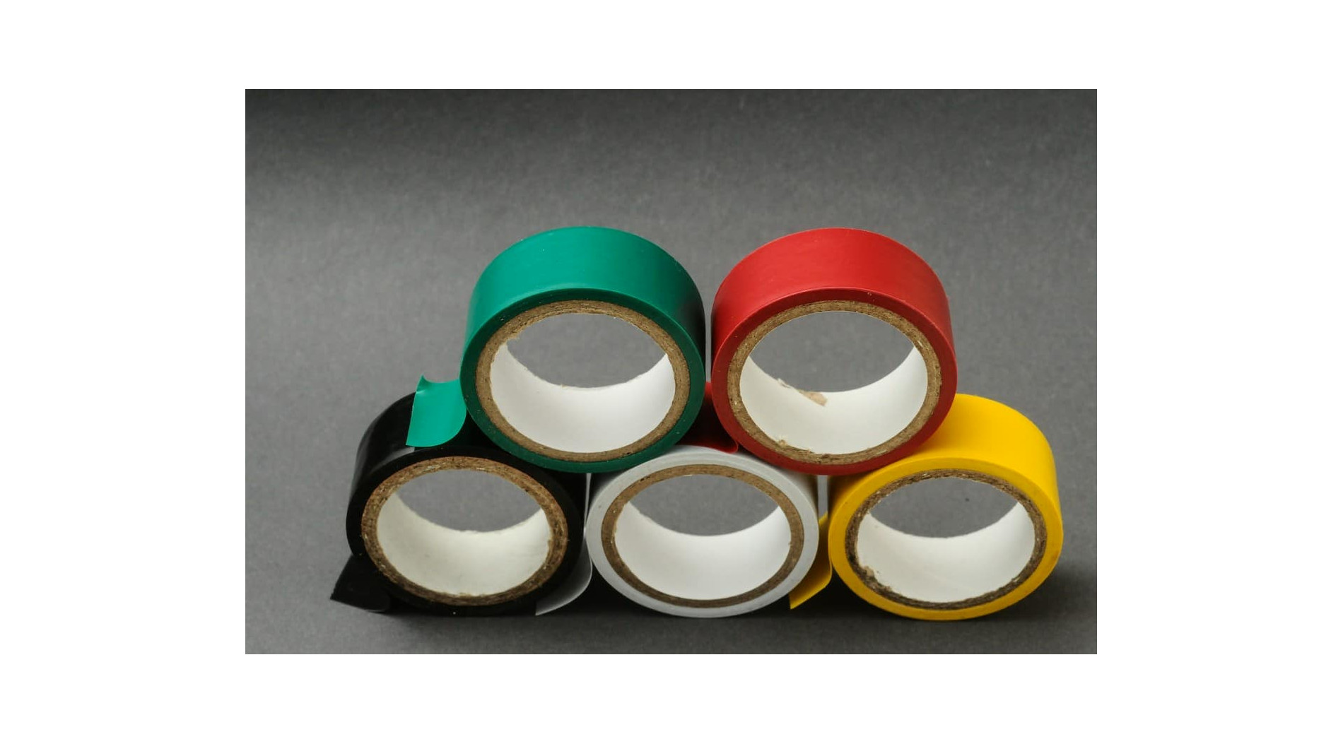 Zastosowanie taśmy izolacyjnej w branży elektrycznej – kluczowe informacje dla fachowców