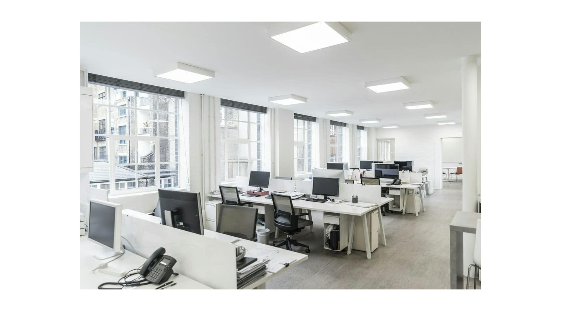 Zastosowanie opraw wpuszczanych w biurach – korzyści dla pracowników